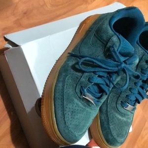 Nike WMNS Air Force 1 ’07 Suede Low Teal Gum